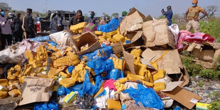 Lutte contre la drogue et des produits périmés à Kankan : 800 kg de chanvre indien et 125 kg de médicaments périmés incinérés à Kobikoro
