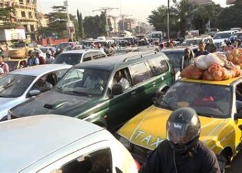 Embouteillage monstre entre Hamdallaye et Kipé Centre émetteur : Les travaux de curage des caniveaux bloquent la circulation