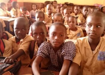 Education/Conakry : Plus de 100 élèves par classe dans des conditions déplorables dans une école située à Dar-Es-Salam 2