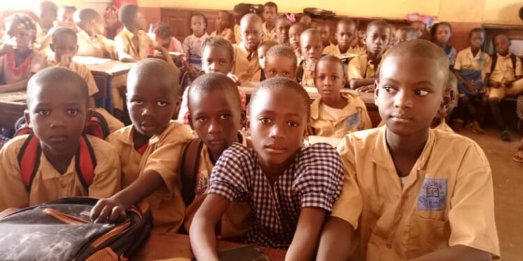 Education/Conakry : Plus de 100 élèves par classe dans des conditions déplorables dans une école située à Dar-Es-Salam 2