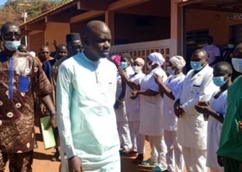 Le Ministre de la Santé, Dr Oumar Diouhé Bah à Mandiana pour sensibiliser sur les dangers des faux médicaments et inspecter les services de santé.