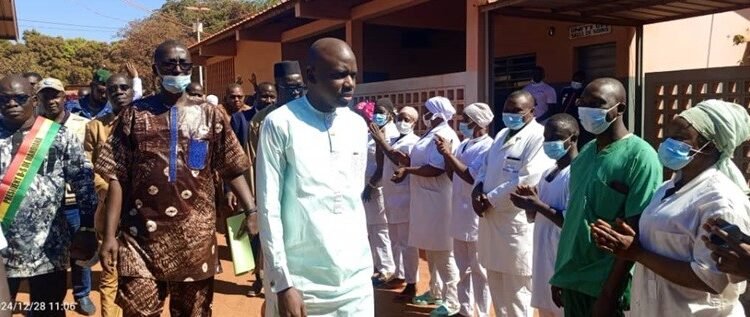 Le Ministre de la Santé, Dr Oumar Diouhé Bah à Mandiana pour sensibiliser sur les dangers des faux médicaments et inspecter les services de santé.