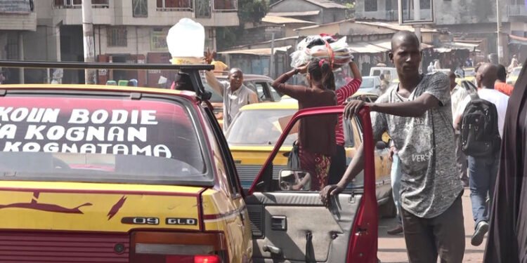 Conakry : La rareté des petites coupures paralyse le transport en commun et alimente des tensions