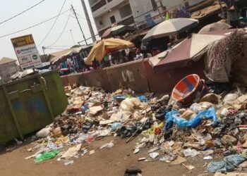 Des tas de déchets sur l'autoroute Le Prince