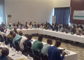 Le ministère de l’Administration du Territoire et de la Décentralisation (MATD) a procédé, ce vendredi 14 mars 2025, à la restitution des résultats d’évaluation des partis politiques en Guinée. Cette cérémonie, qui s’est tenue dans un réceptif hôtelier de la capitale, a connu la présence des membres du gouvernement, des représentants des formations politiques ainsi que des diplomates accrédités en République de Guinée. 