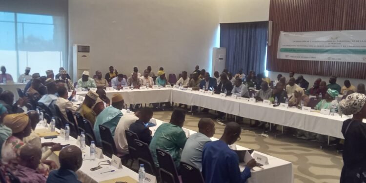 Le ministère de l’Administration du Territoire et de la Décentralisation (MATD) a procédé, ce vendredi 14 mars 2025, à la restitution des résultats d’évaluation des partis politiques en Guinée. Cette cérémonie, qui s’est tenue dans un réceptif hôtelier de la capitale, a connu la présence des membres du gouvernement, des représentants des formations politiques ainsi que des diplomates accrédités en République de Guinée. 