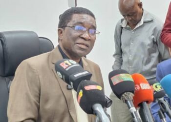 Vente aux enchères des biens de Dr Diané : le directeur de l’AGRASC brise le silence Les biens de l’ancien ministre délégué à la Défense nationale, Dr Mohamed Diané, seront vendus aux enchères ce jeudi 29 mai 2025. Une décision judiciaire qui suscite beaucoup de commentaires, alors que l’affaire est toujours pendante en appel. Pour lever toute ambiguïté et clarifier les circonstances de cette vente, le directeur général de l’Agence de Gestion et de Recouvrement des Avoirs Saisis et Confisqués (AGRASC), le magistrat Alpha Seny Camara, s’est exprimé devant la presse ce lundi 26 mai 2025 dans les locaux de l’agence à Kaloum. Selon lui, cette vente est conforme au jugement n°12 du 18 décembre 2024, rendu par la Chambre du jugement de la CRIEF (Cour de Répression des Infractions Économiques et Financières). Ce jugement, assorti d’une exécution provisoire, impose la saisie et la vente de plusieurs biens immobiliers appartenant à Dr Diané, condamné à payer 500 milliards de francs guinéens à l’État. Et ce, nonobstant tout recours. La loi impose en effet l’exécution immédiate d’un quart du montant de la condamnation, soit 125 milliards GNF, en attendant la décision définitive de la justice. Le magistrat a précisé que « quelle que soit la voie de recours engagée par Dr Diané — appel, pourvoi ou cassation — il reste tenu de s’acquitter de cette somme. C’est ce que prévoit la décision judiciaire, et c’est pourquoi l’AGRASC procède à la mise aux enchères de ses biens ». Parmi les actifs concernés par cette saisie, on retrouve : Un immeuble R+8 situé à Almamya, dans la commune de Kaloum ; Un immeuble R+10 à Sandervalia, également à Kaloum ; Un immeuble R+8 sis au secteur T6, quartier Yattaya, commune de Ratoma ; Une école R+5 implantée à Missira, dans la préfecture de Kankan ; Une usine agro-industrielle dans la même localité, comportant deux hangars, une vaste cour et une grande plantation d’anacardiers. Le directeur de l’AGRASC a insisté sur le fait que la procédure est légale, irrévocable à ce stade et vise à permettre à l’État guinéen de récupérer les fonds dus. Il a également souligné que l’agence exécute uniquement les décisions de justice, et qu’elle ne fait qu’appliquer les dispositions prévues dans le jugement rendu. Cette clarification intervient dans un climat où la vente des biens d’un ancien haut responsable continue d’alimenter les débats dans l’opinion publique.