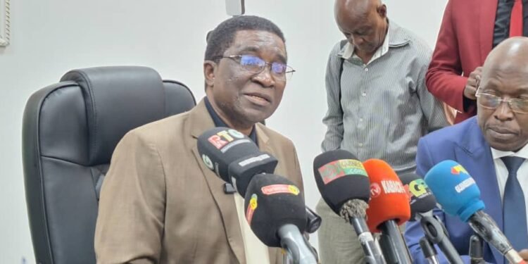 Vente aux enchères des biens de Dr Diané : le directeur de l’AGRASC brise le silence Les biens de l’ancien ministre délégué à la Défense nationale, Dr Mohamed Diané, seront vendus aux enchères ce jeudi 29 mai 2025. Une décision judiciaire qui suscite beaucoup de commentaires, alors que l’affaire est toujours pendante en appel. Pour lever toute ambiguïté et clarifier les circonstances de cette vente, le directeur général de l’Agence de Gestion et de Recouvrement des Avoirs Saisis et Confisqués (AGRASC), le magistrat Alpha Seny Camara, s’est exprimé devant la presse ce lundi 26 mai 2025 dans les locaux de l’agence à Kaloum. Selon lui, cette vente est conforme au jugement n°12 du 18 décembre 2024, rendu par la Chambre du jugement de la CRIEF (Cour de Répression des Infractions Économiques et Financières). Ce jugement, assorti d’une exécution provisoire, impose la saisie et la vente de plusieurs biens immobiliers appartenant à Dr Diané, condamné à payer 500 milliards de francs guinéens à l’État. Et ce, nonobstant tout recours. La loi impose en effet l’exécution immédiate d’un quart du montant de la condamnation, soit 125 milliards GNF, en attendant la décision définitive de la justice. Le magistrat a précisé que « quelle que soit la voie de recours engagée par Dr Diané — appel, pourvoi ou cassation — il reste tenu de s’acquitter de cette somme. C’est ce que prévoit la décision judiciaire, et c’est pourquoi l’AGRASC procède à la mise aux enchères de ses biens ». Parmi les actifs concernés par cette saisie, on retrouve : Un immeuble R+8 situé à Almamya, dans la commune de Kaloum ; Un immeuble R+10 à Sandervalia, également à Kaloum ; Un immeuble R+8 sis au secteur T6, quartier Yattaya, commune de Ratoma ; Une école R+5 implantée à Missira, dans la préfecture de Kankan ; Une usine agro-industrielle dans la même localité, comportant deux hangars, une vaste cour et une grande plantation d’anacardiers. Le directeur de l’AGRASC a insisté sur le fait que la procédure est légale, irrévocable à ce stade et vise à permettre à l’État guinéen de récupérer les fonds dus. Il a également souligné que l’agence exécute uniquement les décisions de justice, et qu’elle ne fait qu’appliquer les dispositions prévues dans le jugement rendu. Cette clarification intervient dans un climat où la vente des biens d’un ancien haut responsable continue d’alimenter les débats dans l’opinion publique.