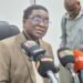 Vente aux enchères des biens de Dr Diané : le directeur de l’AGRASC brise le silence Les biens de l’ancien ministre délégué à la Défense nationale, Dr Mohamed Diané, seront vendus aux enchères ce jeudi 29 mai 2025. Une décision judiciaire qui suscite beaucoup de commentaires, alors que l’affaire est toujours pendante en appel. Pour lever toute ambiguïté et clarifier les circonstances de cette vente, le directeur général de l’Agence de Gestion et de Recouvrement des Avoirs Saisis et Confisqués (AGRASC), le magistrat Alpha Seny Camara, s’est exprimé devant la presse ce lundi 26 mai 2025 dans les locaux de l’agence à Kaloum. Selon lui, cette vente est conforme au jugement n°12 du 18 décembre 2024, rendu par la Chambre du jugement de la CRIEF (Cour de Répression des Infractions Économiques et Financières). Ce jugement, assorti d’une exécution provisoire, impose la saisie et la vente de plusieurs biens immobiliers appartenant à Dr Diané, condamné à payer 500 milliards de francs guinéens à l’État. Et ce, nonobstant tout recours. La loi impose en effet l’exécution immédiate d’un quart du montant de la condamnation, soit 125 milliards GNF, en attendant la décision définitive de la justice. Le magistrat a précisé que « quelle que soit la voie de recours engagée par Dr Diané — appel, pourvoi ou cassation — il reste tenu de s’acquitter de cette somme. C’est ce que prévoit la décision judiciaire, et c’est pourquoi l’AGRASC procède à la mise aux enchères de ses biens ». Parmi les actifs concernés par cette saisie, on retrouve : Un immeuble R+8 situé à Almamya, dans la commune de Kaloum ; Un immeuble R+10 à Sandervalia, également à Kaloum ; Un immeuble R+8 sis au secteur T6, quartier Yattaya, commune de Ratoma ; Une école R+5 implantée à Missira, dans la préfecture de Kankan ; Une usine agro-industrielle dans la même localité, comportant deux hangars, une vaste cour et une grande plantation d’anacardiers. Le directeur de l’AGRASC a insisté sur le fait que la procédure est légale, irrévocable à ce stade et vise à permettre à l’État guinéen de récupérer les fonds dus. Il a également souligné que l’agence exécute uniquement les décisions de justice, et qu’elle ne fait qu’appliquer les dispositions prévues dans le jugement rendu. Cette clarification intervient dans un climat où la vente des biens d’un ancien haut responsable continue d’alimenter les débats dans l’opinion publique.