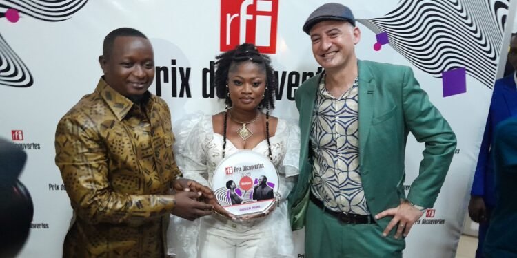 La chanteuse guinéenne Queen Rima a été célébrée en grande pompe ce samedi 31 mai 2025 au Centre Culturel Franco-Guinéen (CCFG), à l’occasion de la remise officielle du Prix Découverte RFI 2025.