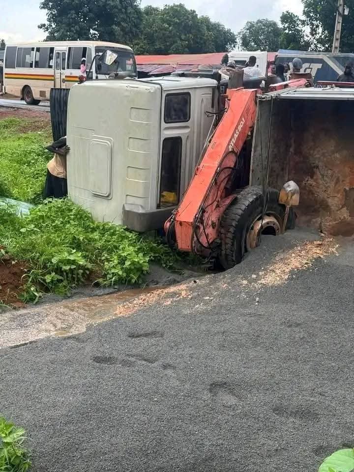 Accident mortel à Bangouyah, dans Kindia : un camion benne percute deux motos, un mort et plusieurs blessés enregistrés