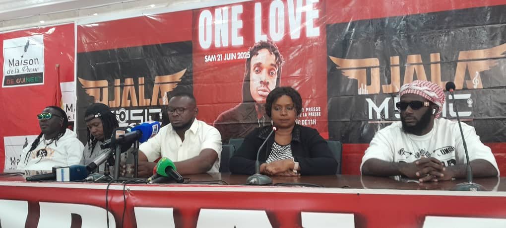 C’est dans la salle de conférence de la Maison de la presse, à la Minière dans la Commune de Dixinn, que l’artiste guinéen Bumdjala a annoncé officiellement son retour sur la scène musicale, après neuf années d'absence.