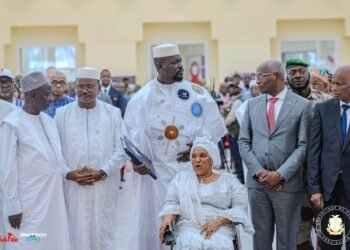 Palais Mohammed V : le chef de l’État, S.E. le Général Mamadi DOUMBOUYA, reçoit le projet de Nouvelle Constitution