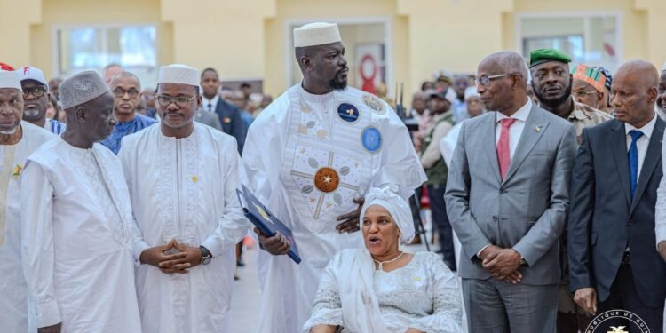 Palais Mohammed V : le chef de l’État, S.E. le Général Mamadi DOUMBOUYA, reçoit le projet de Nouvelle Constitution