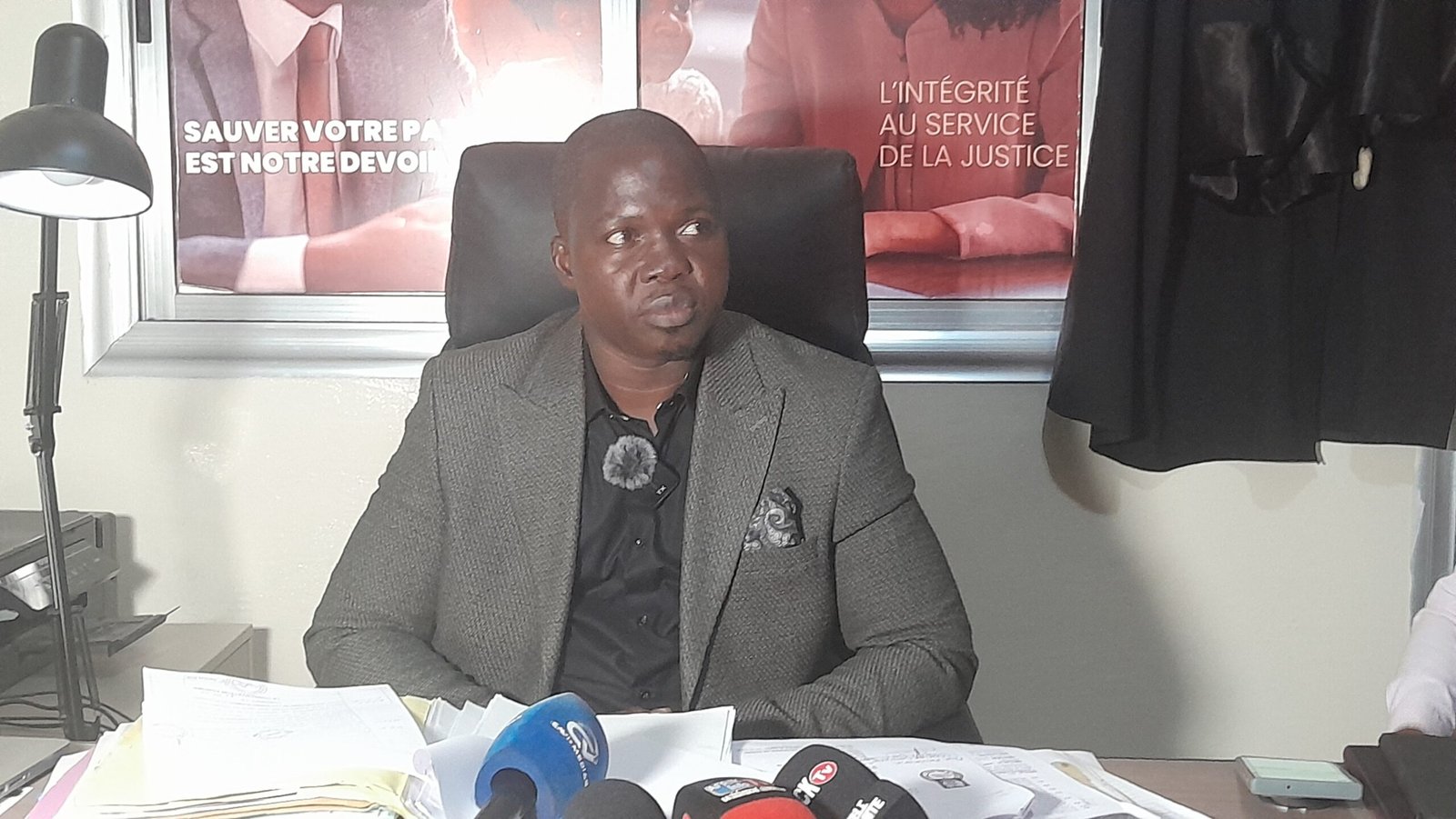 Maître David Béavogui, avocat au barreau de Guinée, a animé un point de presse dans la soirée du vendredi 13 juin 2025 à son cabinet situé à Dixinn Terrasse, dans la commune de Dixinn.