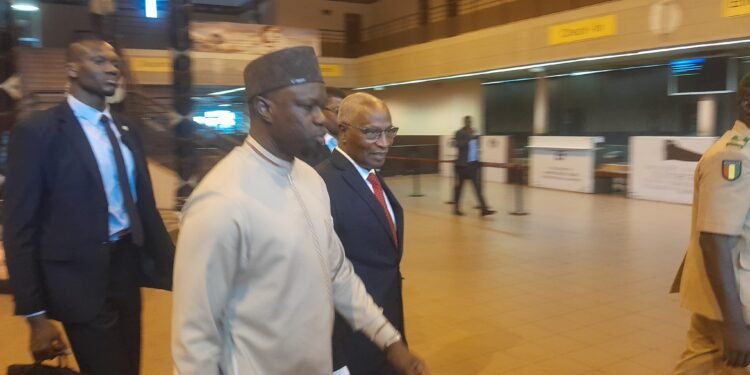 Diplomatie : Ousmane Sonko accueilli à Conakry par son homologue Amadou Oury Bah