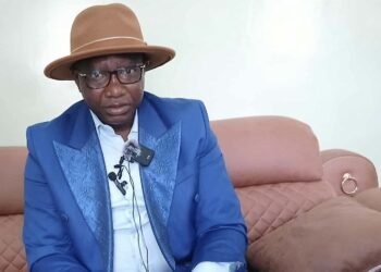 Ce dimanche 24 août 2025, l’homme politique Taliby Dabo, cadre influent du RPG Arc-en-ciel dans la région de Kankan et proche de l’ancien président Alpha Condé, a animé une conférence de presse à son domicile en présence de plusieurs journalistes locaux