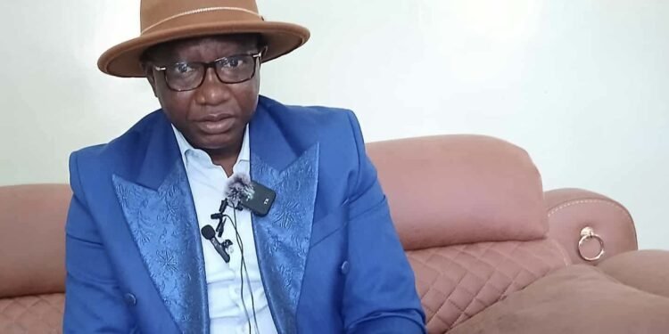 Ce dimanche 24 août 2025, l’homme politique Taliby Dabo, cadre influent du RPG Arc-en-ciel dans la région de Kankan et proche de l’ancien président Alpha Condé, a animé une conférence de presse à son domicile en présence de plusieurs journalistes locaux