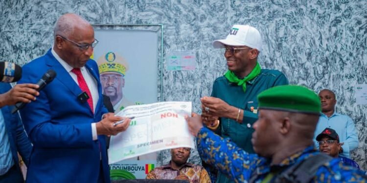 Campagne référendaire : Aliou Badra Cheikna Koné reçois le premier ministre Amadou Oury Bah pour la campagne du Oui pour la nouvelle constitution