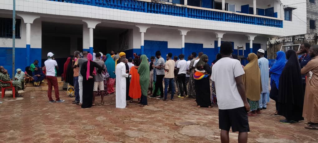 Référendum, Guinée, Constitution, Électeurs, Vote, Droits civiques, Sécurité, Bureaux de vote, Affluence, Ratoma, Hamdallaye II, Ghandal, Oumar Kaloga, Transition politique, Élections législatives, Élections présidentielles, Participation citoyenne, Scrutin, Organisation électorale, Observation