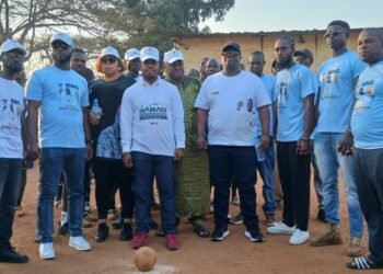 La grande finale du tournoi de football dédiée au candidat Mamadi Doumbouya s’est tenue ce dimanche 21 décembre 2025 dans le quartier Commandanya, commune de Dixinn. Cet événement a rassemblé plusieurs personnes, dont les amoureux de football.