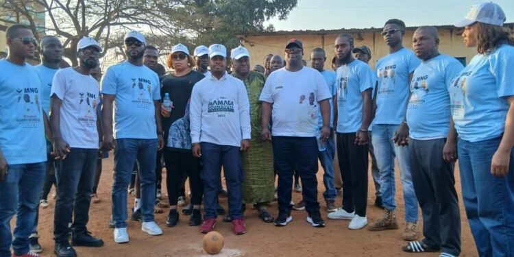 La grande finale du tournoi de football dédiée au candidat Mamadi Doumbouya s’est tenue ce dimanche 21 décembre 2025 dans le quartier Commandanya, commune de Dixinn. Cet événement a rassemblé plusieurs personnes, dont les amoureux de football.