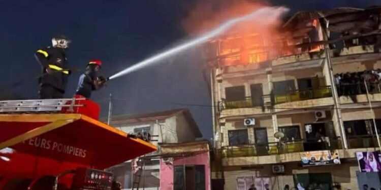 Conakry : un incendie détruit un immeuble d’habitation à Yattaya, dans la commune de Sonfonia 