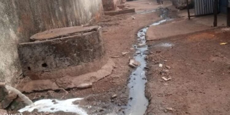 Eaux usées dans les rues de Conakry : le gouvernorat accorde un ultimatum de 30 jours aux ménages concernés