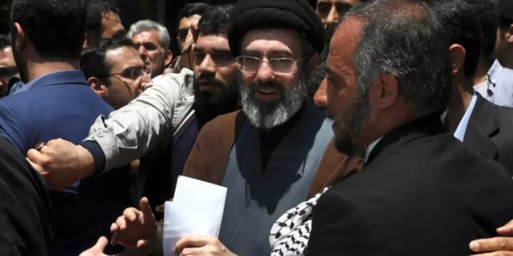 Iran: Mojtaba Khamenei, un nouveau guide suprême dans les pas de son père