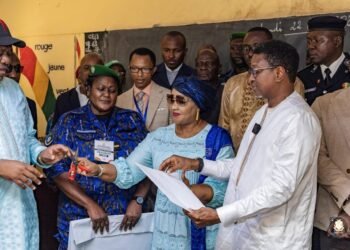Conakry : 48 504 candidats dont 24 823 filles affrontent les épreuves du BEPC, Alpha Bacar Barry lance les examens à Dixinn
