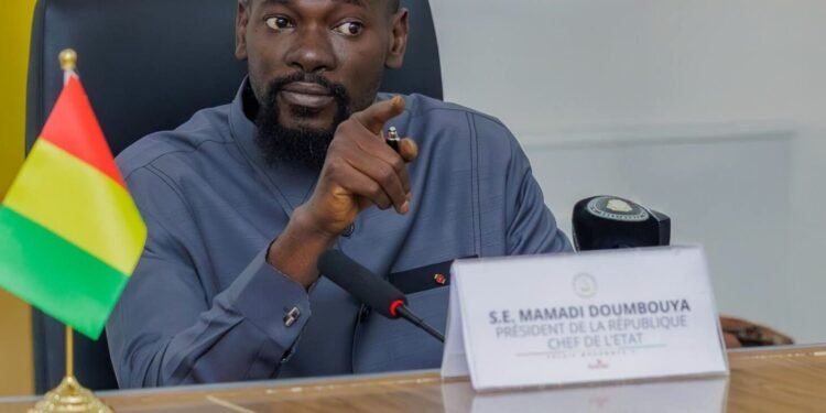 Guinée : Mamadi Doumbouya interdit l’exportation de l’or brut et mise sur le raffinage local