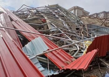 URGENT – Conakry : un immeuble de neuf étages s’effondre sur des habitations à Démoudoula