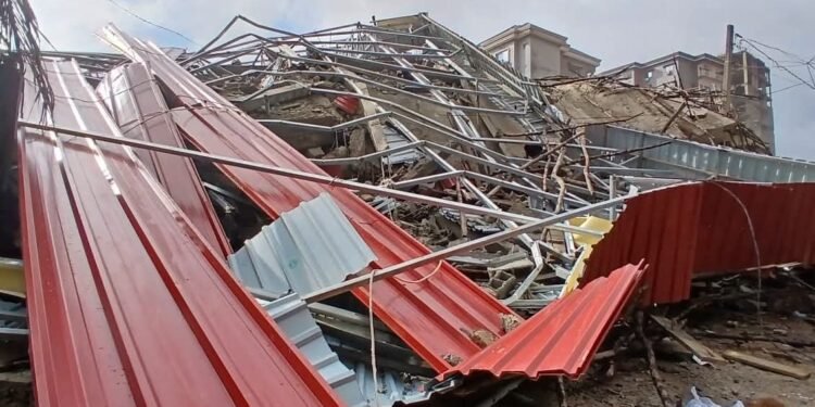 URGENT – Conakry : un immeuble de neuf étages s’effondre sur des habitations à Démoudoula