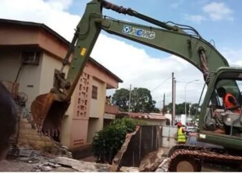Prison de Coronthie : les travaux de démolition débutent à Conakry