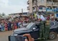 Wanindara déclassé : Mamadi Doumbouya se rend sur place et s’offre un bain de foule