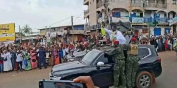 Wanindara déclassé : Mamadi Doumbouya se rend sur place et s’offre un bain de foule