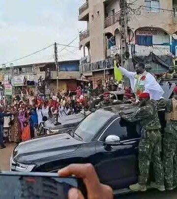 Wanindara déclassé : Mamadi Doumbouya se rend sur place et s’offre un bain de foule
