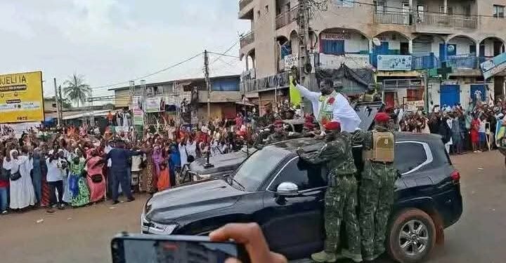 Wanindara déclassé : Mamadi Doumbouya se rend sur place et s’offre un bain de foule